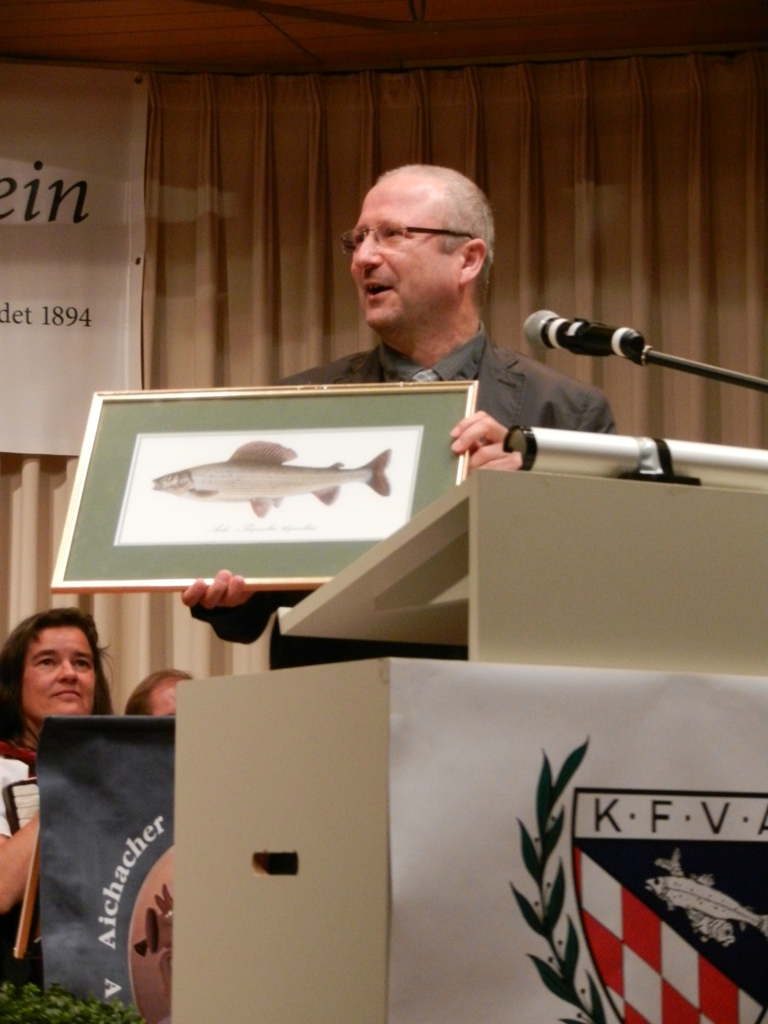 Grußwort des Geschäftsführers des Fischereiverbandes Schwaben Ulrich Krafczyk. Er überreichte als Präsent das Bild einer schwäbischen Äsche.
